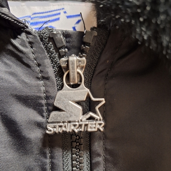 A Starter official NBA New York Knicks coat in a men's size large. NWOT. - Picture 4 of 10